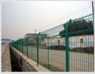 護欄網護欄網片永乾護欄網廠值得信賴的護欄網(護欄網種類護欄網應用護欄網優點護欄網材質)--河北永乾金屬絲網制品