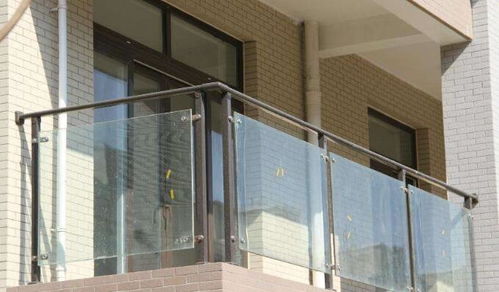 青島與濟(jì)南 探尋玻璃護(hù)欄的現(xiàn)代應(yīng)用與本地化制造