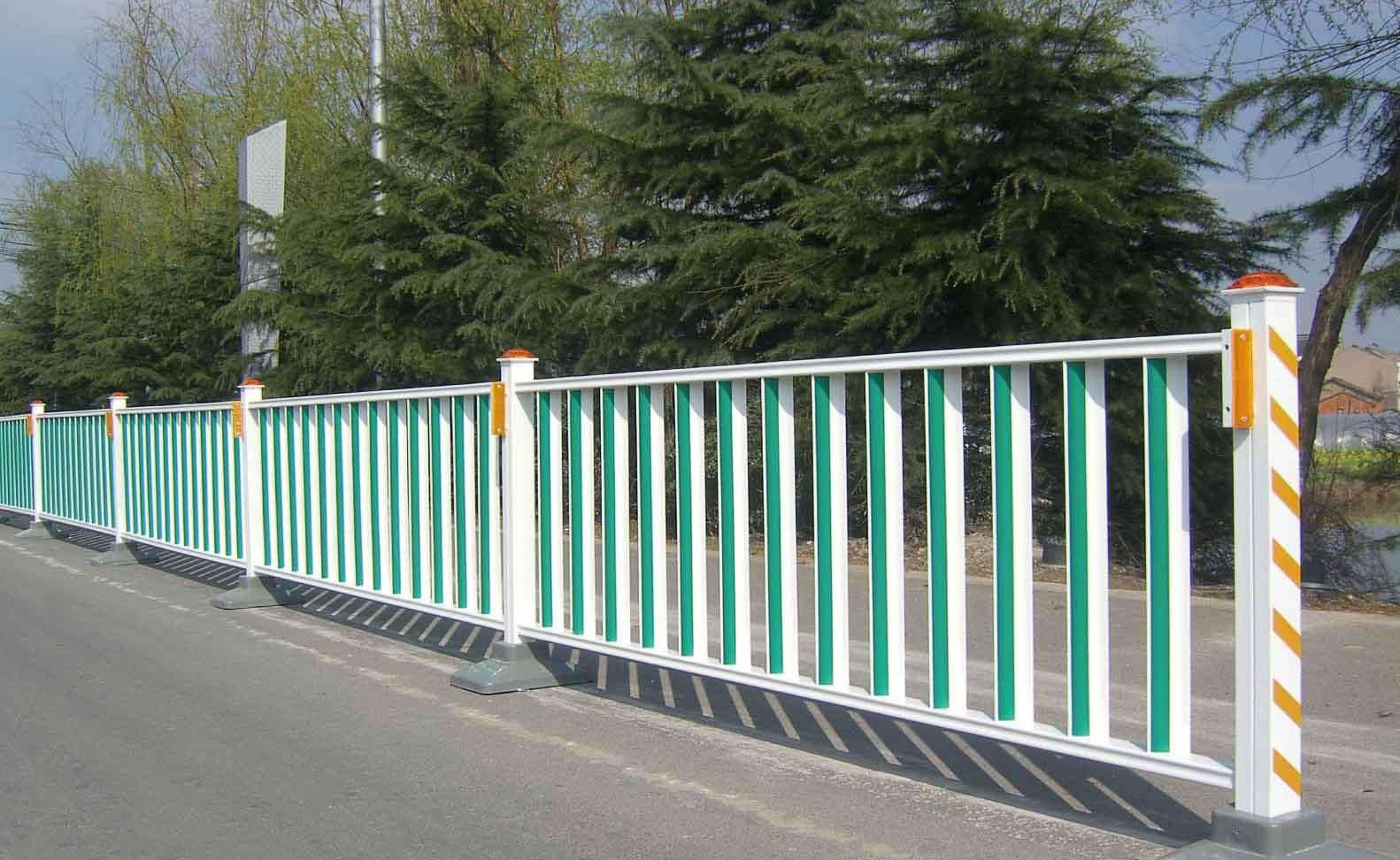 城市道路的綠色屏障 綠化帶護(hù)欄的多重功能與設(shè)計考量